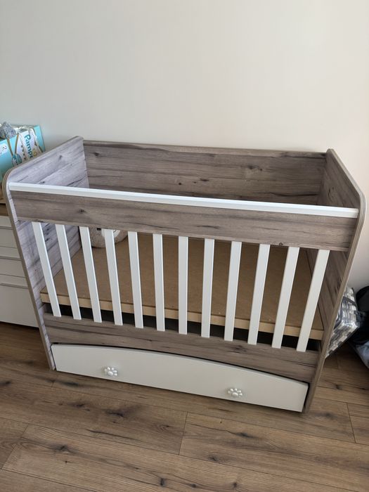 Дървена кошара с люлеещ механизъм и чекмедже