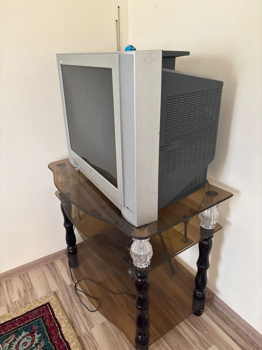 Телевизор с подставкой