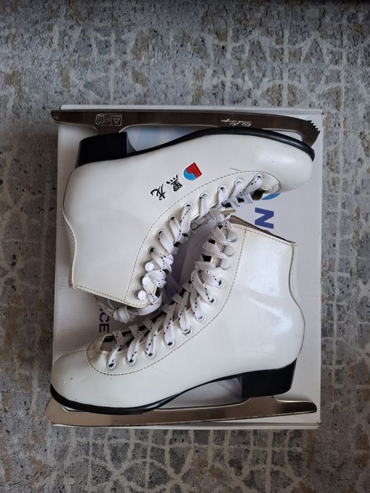 Коньки: раздвижные детские  Nordway Slide и фигурные женские