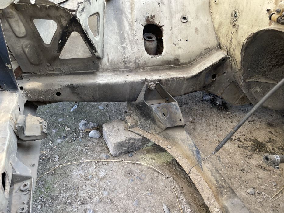 Кузов сотилади ваз 2103  суяглари бутун