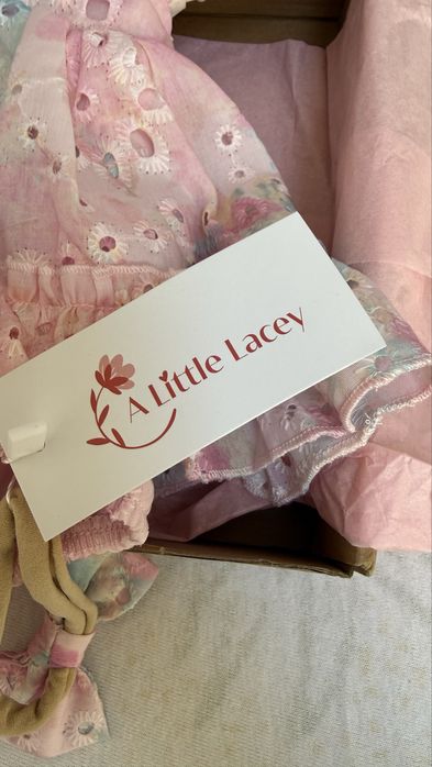 A Little Lacey romper/rochita 6-12 luni nou cu etichetă