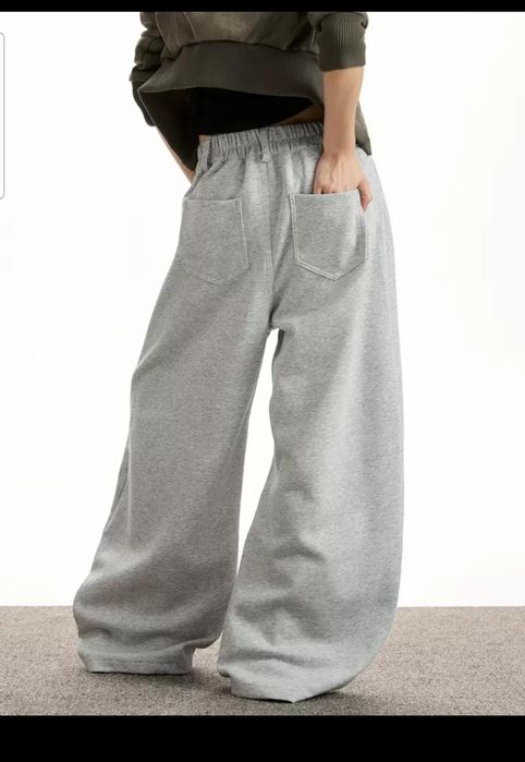 Лонгслив с спушенным плечем, брюки багги
Бр