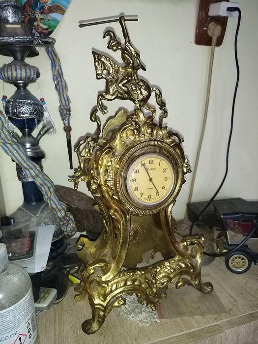 Стар бронзов часовник.