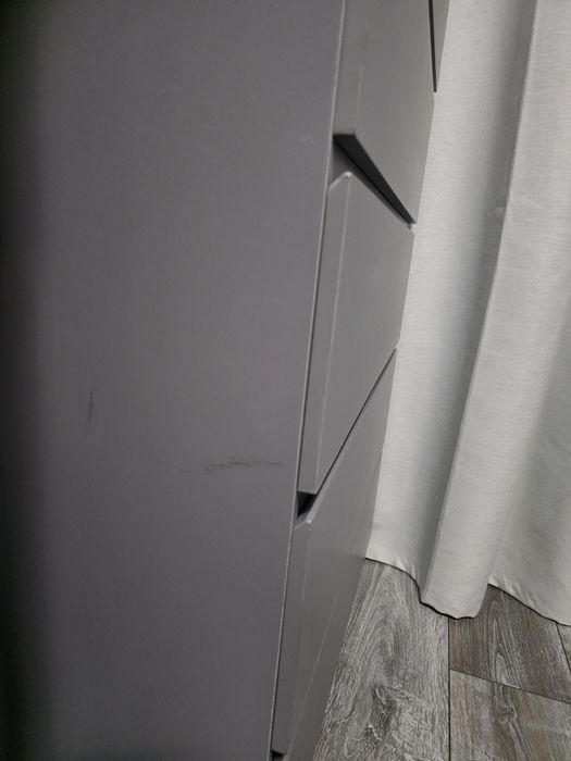 Сив скрин с 5 чекмеджета