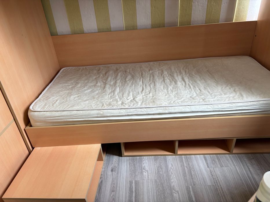 Двуетажно легло с бюро и гардероб