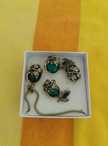 Продавам комплект бижута с изумруд /имитация/