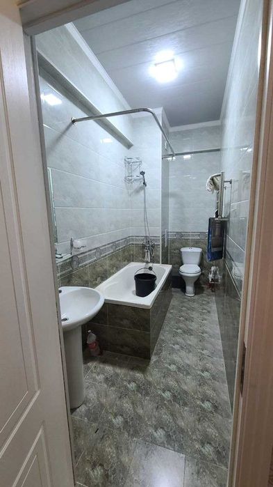 Сурумда Сергели трасса бўйида таъмирланган-2 хонали хонадон сотилади.