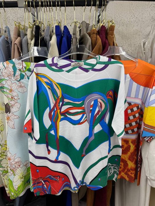 Женские люксовые кофты и футболки