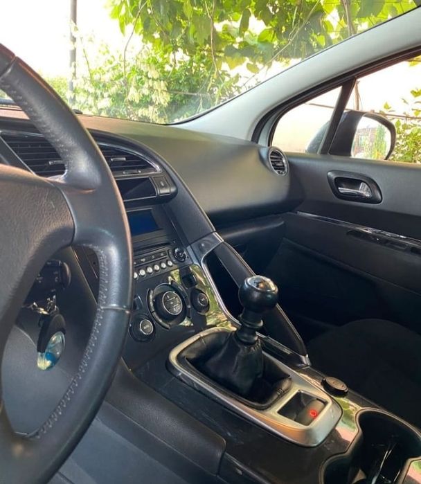 Vând Peugeot 3008