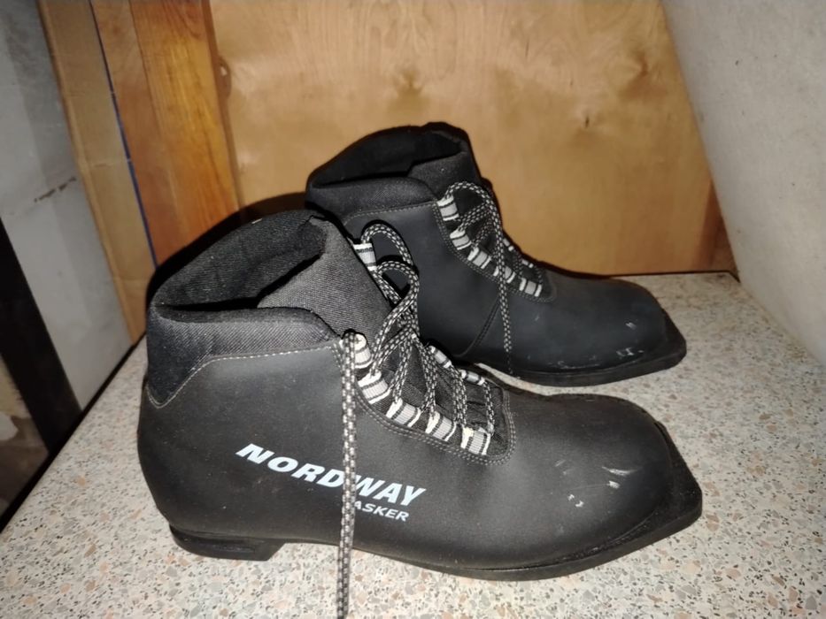 Продам лыжи пластиковые, ботинки, палочки