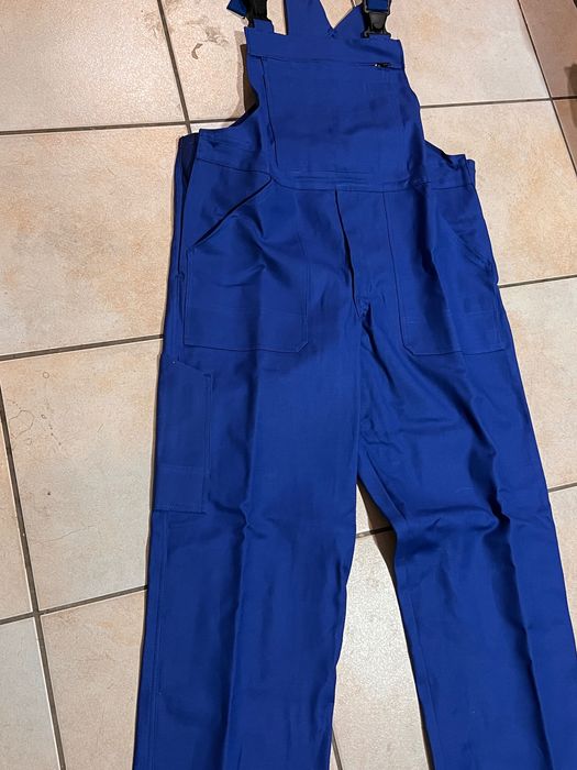 Haine de lucru noi la preț de second hand