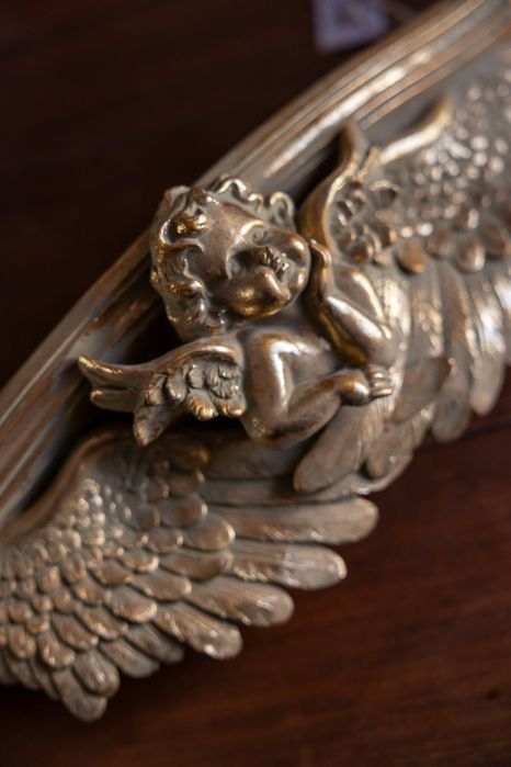 Consolă cu îngeraș gânditor