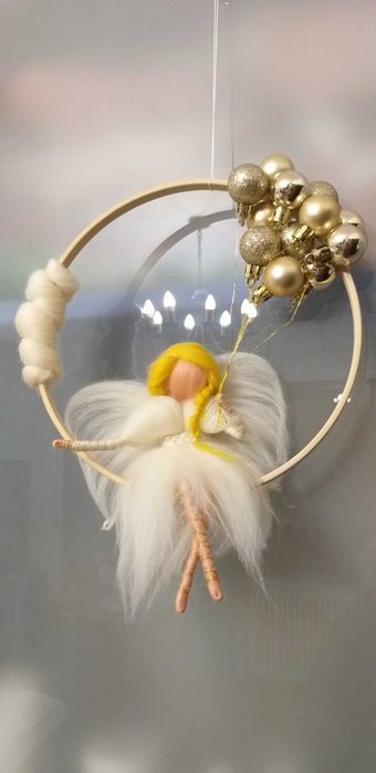 Zânuta cu globuri- Figurină din lână inspirată din pedagogia Waldorf.