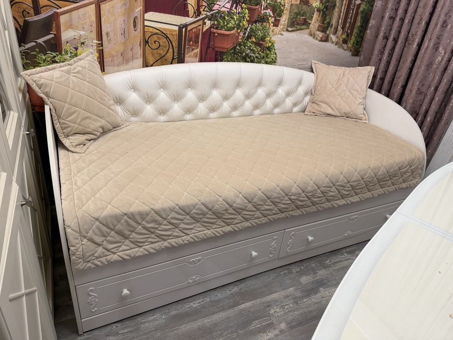 Продам диван- кровать детскую для девочки