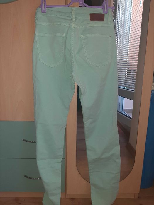 Продавам мента цвят панталон/дънки Mustang