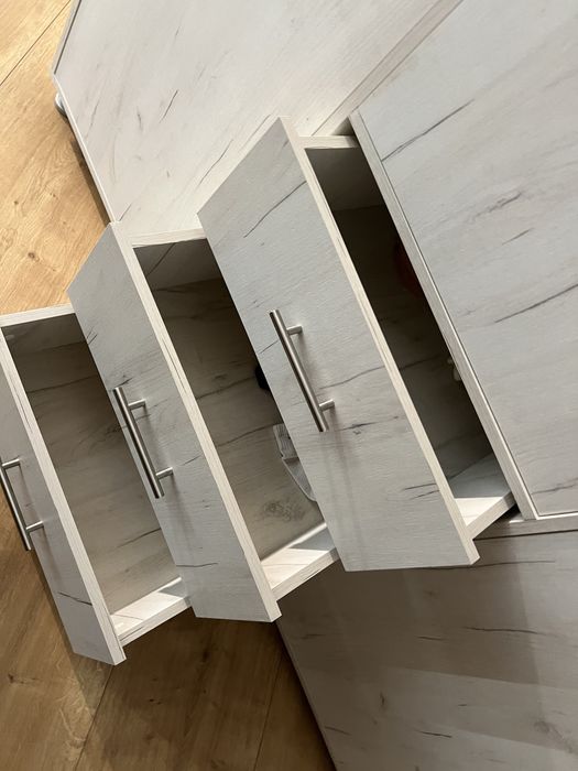 Dulap haine mare, 3 uși, cu sertare – stare foarte bună (Dedeman