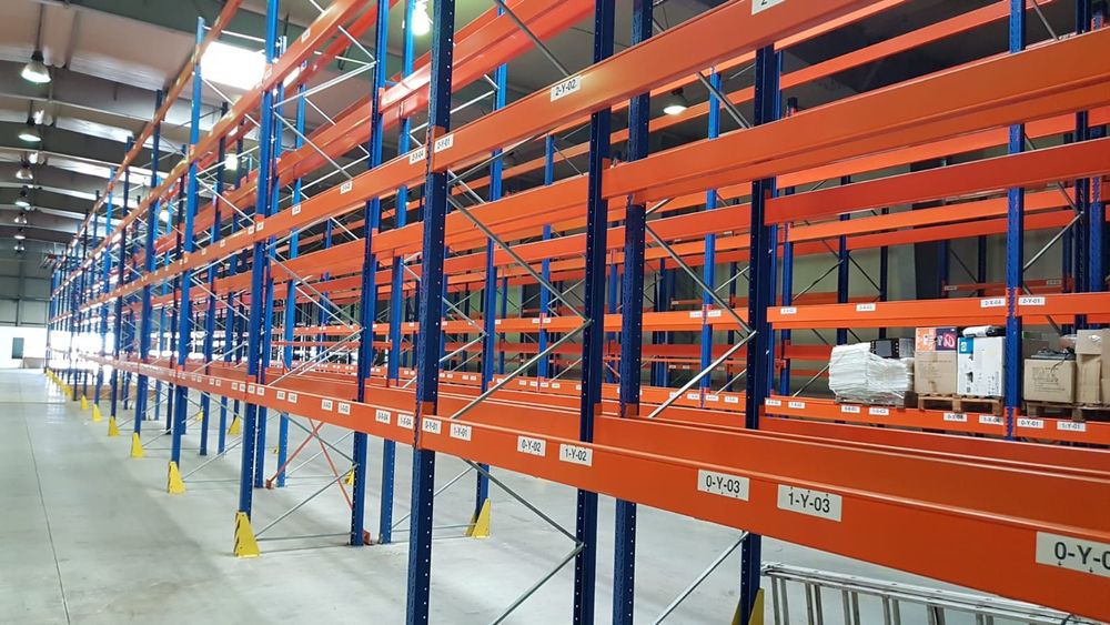 Rafturi metalice reglabile pentru depozitare