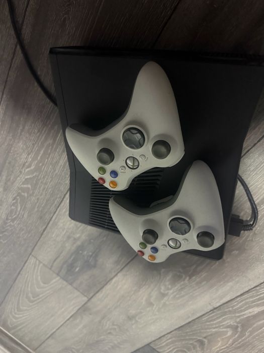Xbox 360 cu doua controllere si adaptor original