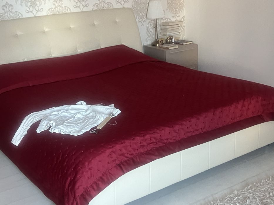 Mobila dormitor , pat, 2 noptiere si comoda