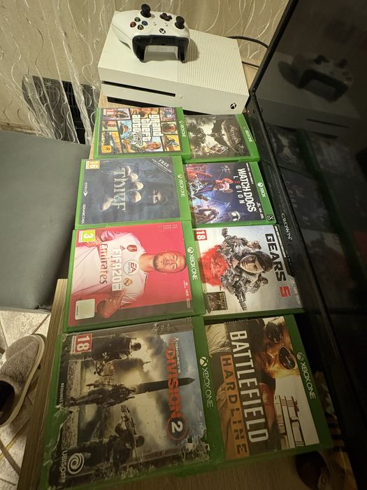 Xbox One S + 8 игри + контролер