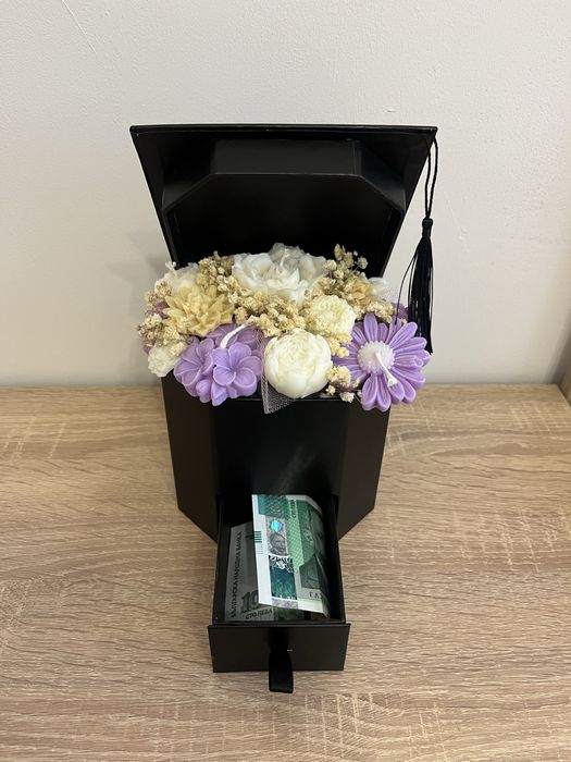 Кутия шапка със свещи за завършване