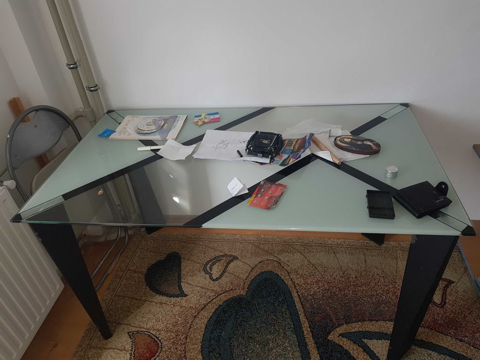 Masă sticlă. Schimb cu iphone 17 /sistem boxe 2.0 BT/ monitor 27"