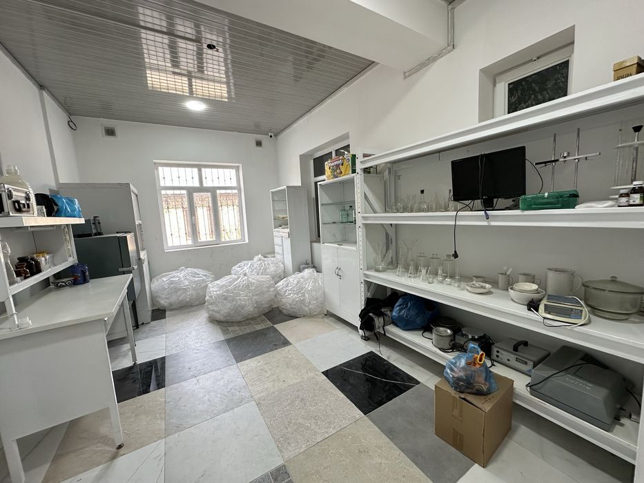 Келесда йул юзида уй сотилади. Угловой. 4 сотих. 450 кв.