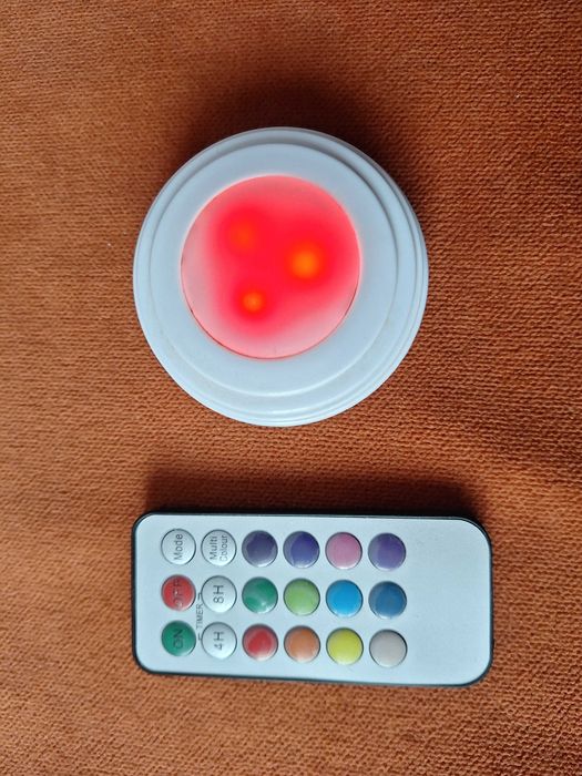 Lampa cu telecomandă reglaj lumina în 13 culori
