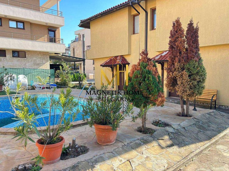 Страхотна двуетажна къща с паркомясто и басейн в ж.к. Сарафово