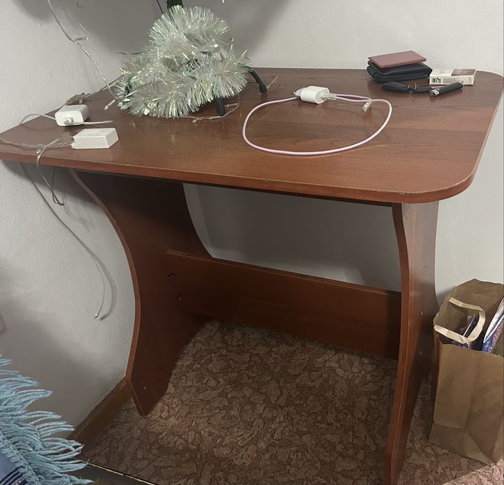 Продам стол с табуретками