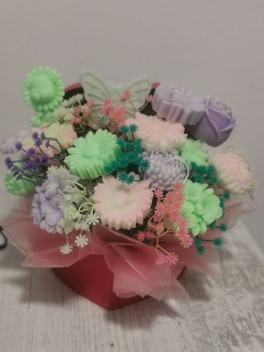 Aranjament floral din ceara de soia