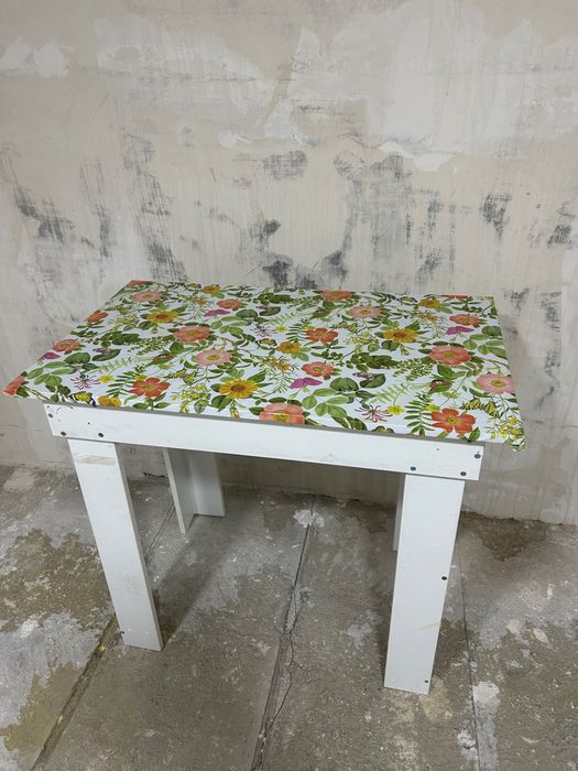 Стол небольшой кухонный