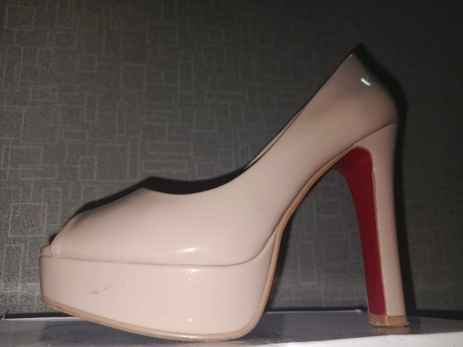 Продам босоножки