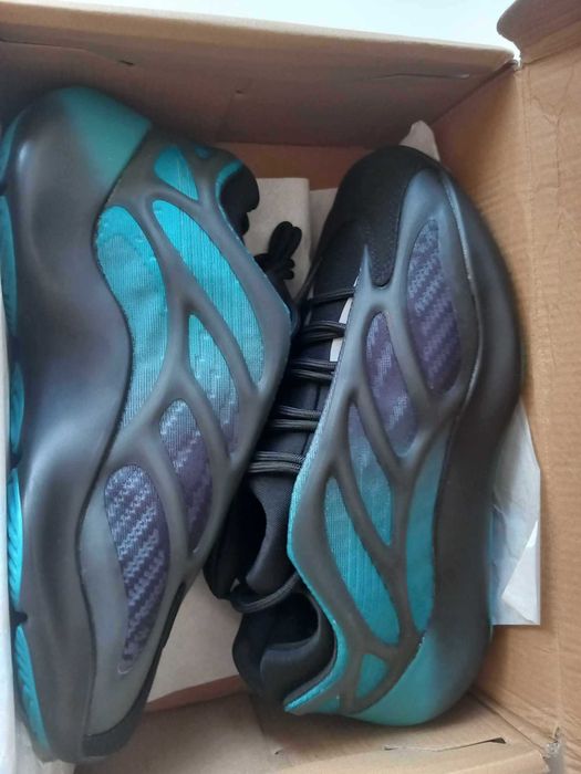 Yeezy boost 700 V3