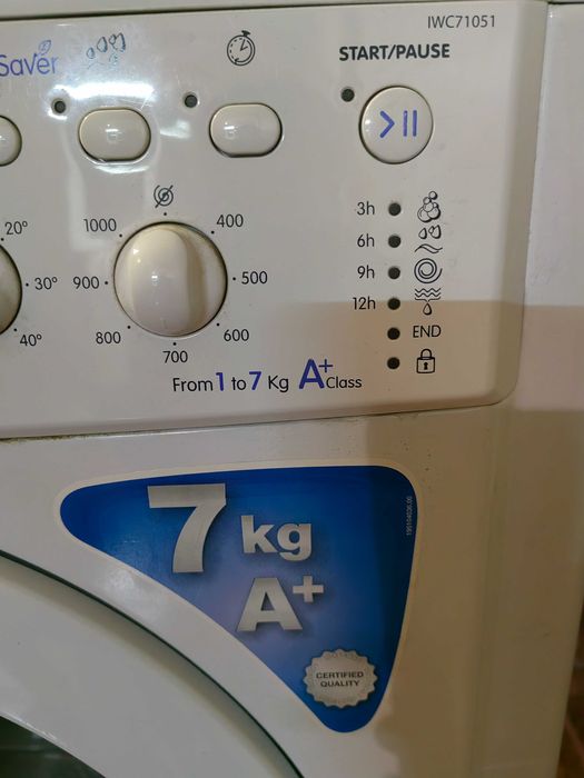 Продавам пералня indesit iwc71051 на части