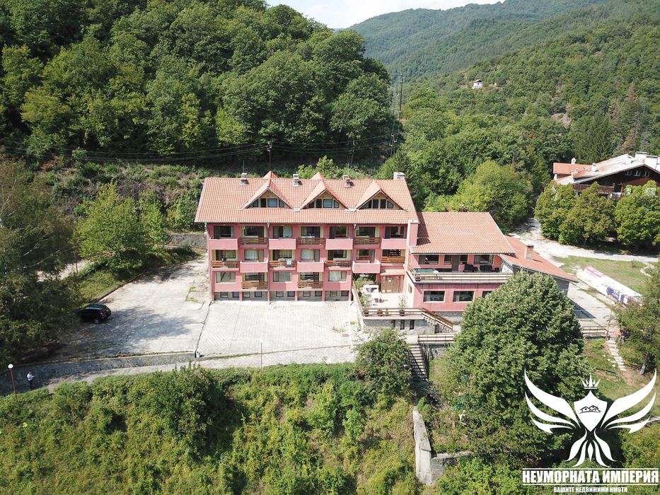 Продава се Хотел в с. Нареченски бани, Област Пловдив - 4600 кв.м за 159 €/кв.м - Снимка #1