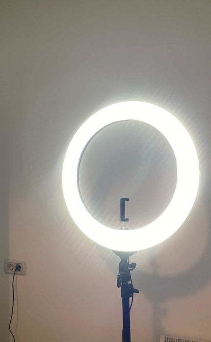 Trepied cu lampa si suport pentru telefon