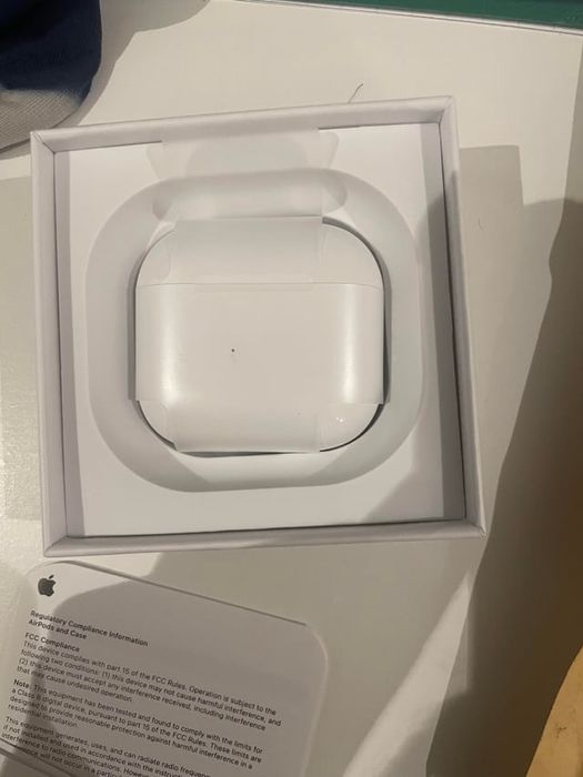Apple AirPods 4 с Active Noise Cancellation (ANC)