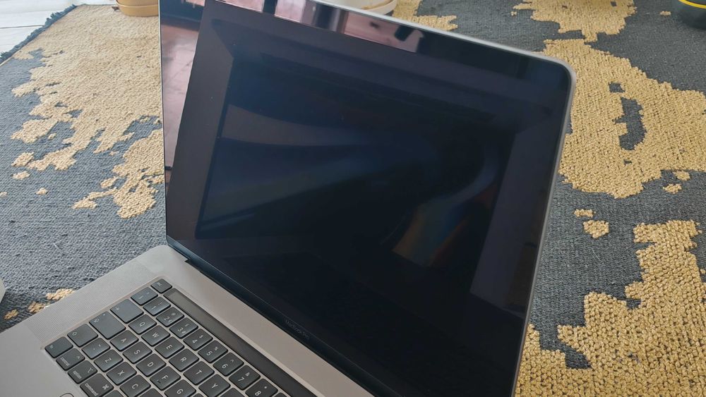 MacBook Pro 16” 2019 • Intel i7 • 32GB RAM • 512GB SSD