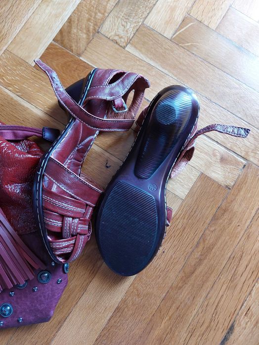 много красив комплект-сандали естествена кожа и чанта