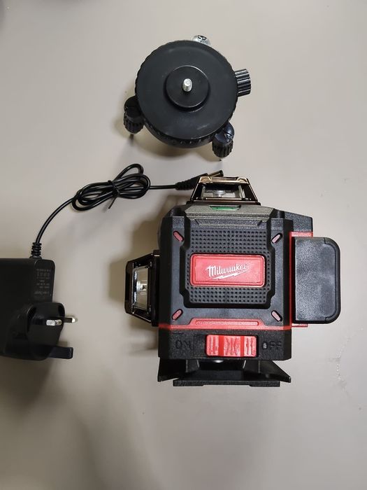 Nivelă Laser Milwakee  cu 16 linii Verzi