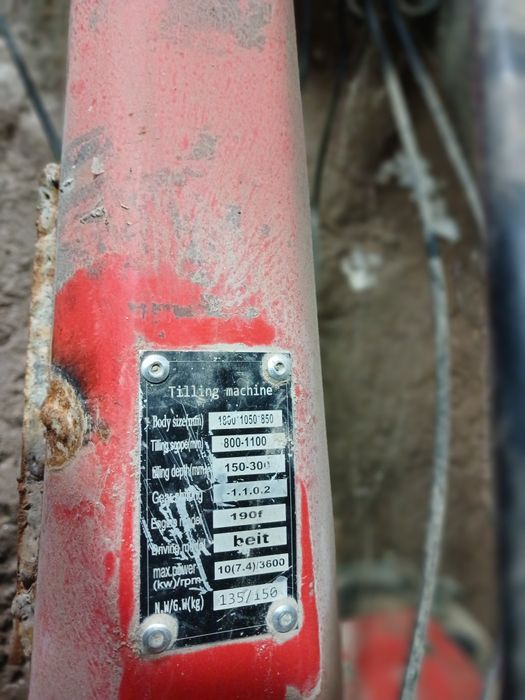 Yer suradigan traktor sotiladi