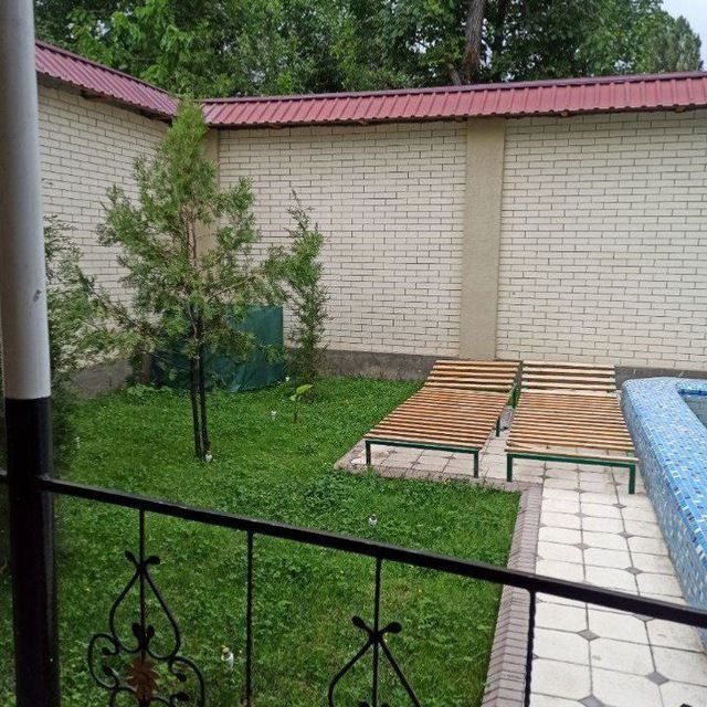 Oq tosh dacha bez makler oila va ulfatlar uchun