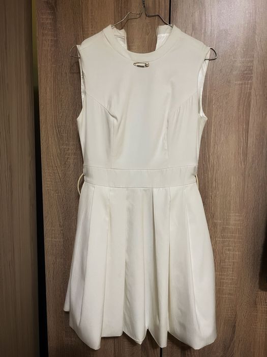 Бяла елегантна рокля