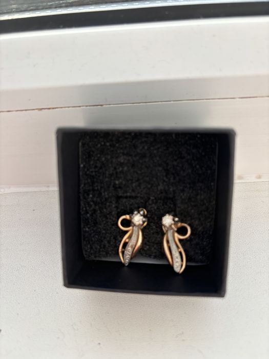 Серьги золотые с камнем бриллиант