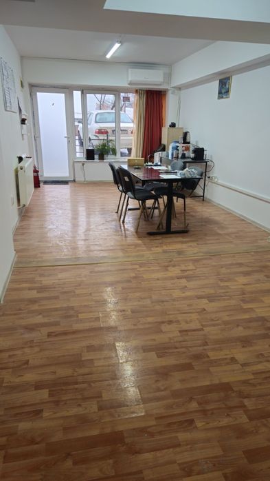 Spatiu comercial cu parcare proprie direct din strada !