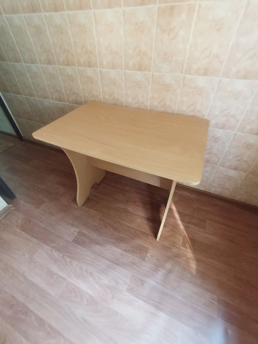 Продам кухонный (письменный) стол б/у в хорошем состоянии