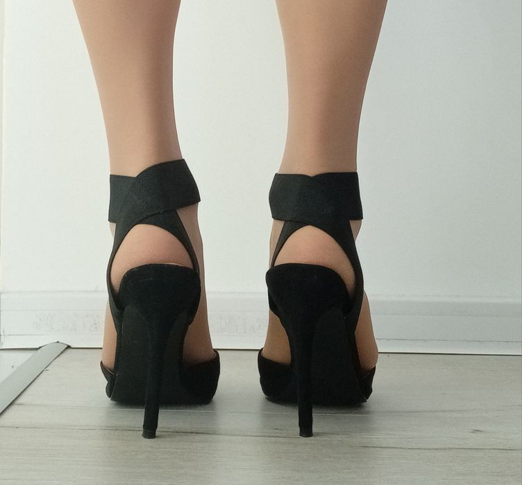 Черни обувки на висок ток