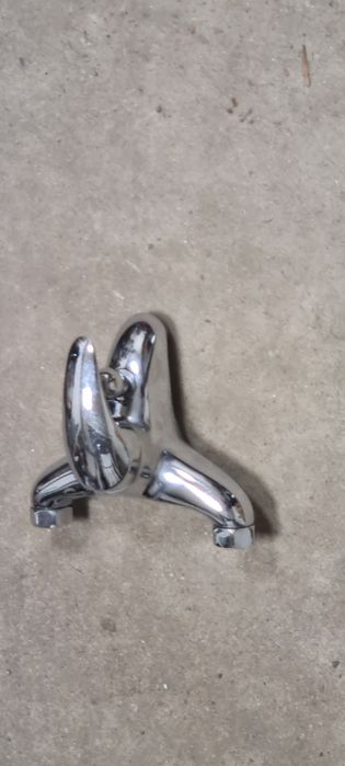 Смесител за вана с чучур и извод за ръчен душ