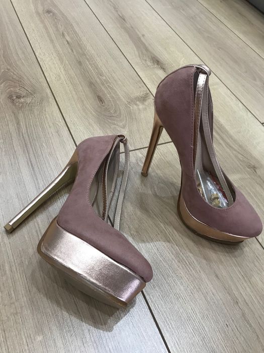 Дамски обувки на висок ток